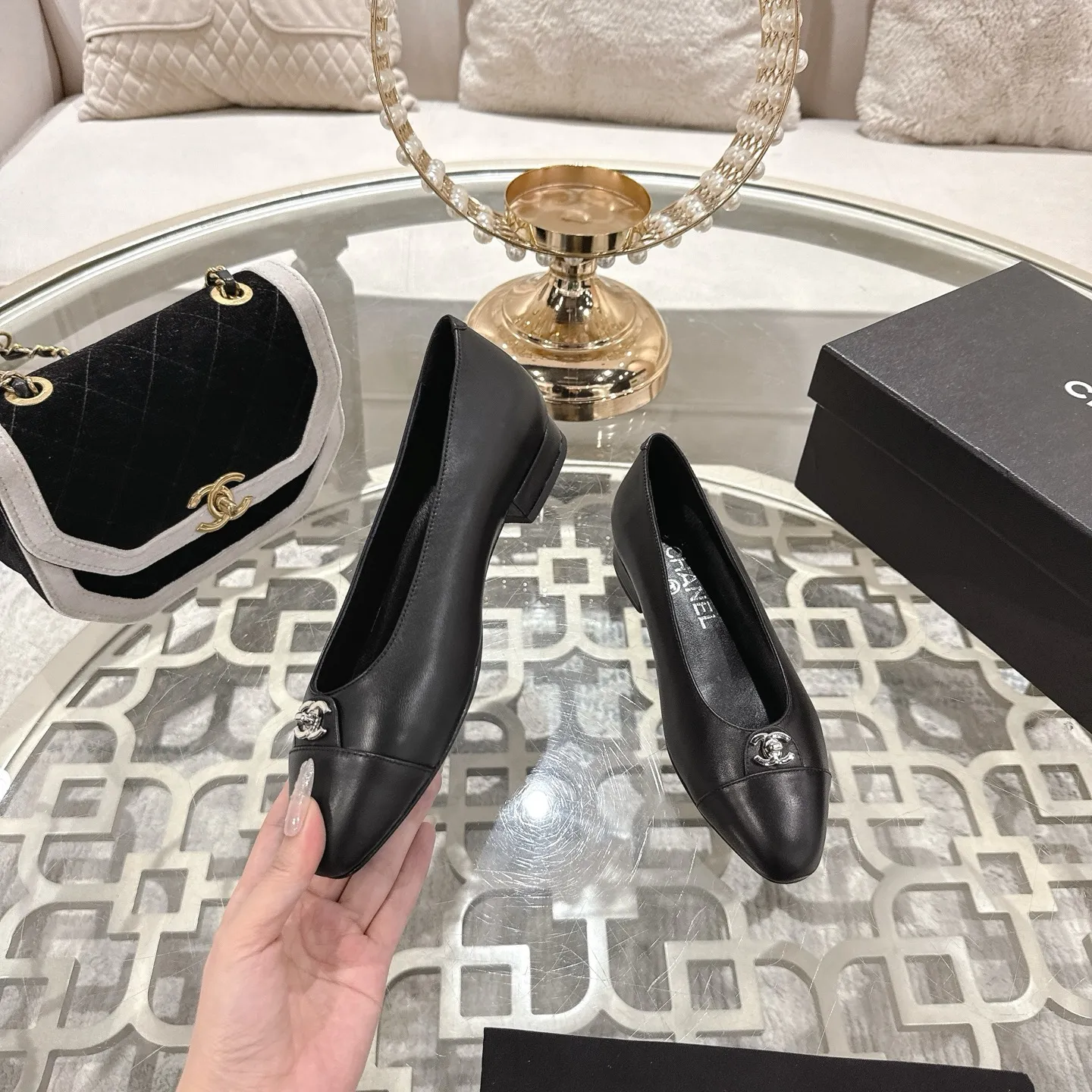 👟👟Ex-factory price 560👟👟Chanel 2025SS Spring and Summer New Double C Button Mary Jane🆕 Xiaoxiang𝐂Jia's beautiful Mary Jane shoes are so sweet that they are so beautiful that they are so beautiful. The round square toe design is cute and cute ~ metal/button logo. The appearance is super online. When you wear it, you will feel like a wealthy daughter. I thought it looks good. Only when I put it on my feet do I know how easy it is to wear ~ Upper: Customized lambskin Lining: Sheepskin Outsole: Genuine leather outsole imported from Italy Size: 35-42 (40.41.42 customization is non-refundable) Packaging: The latest gift box packaging at the counter